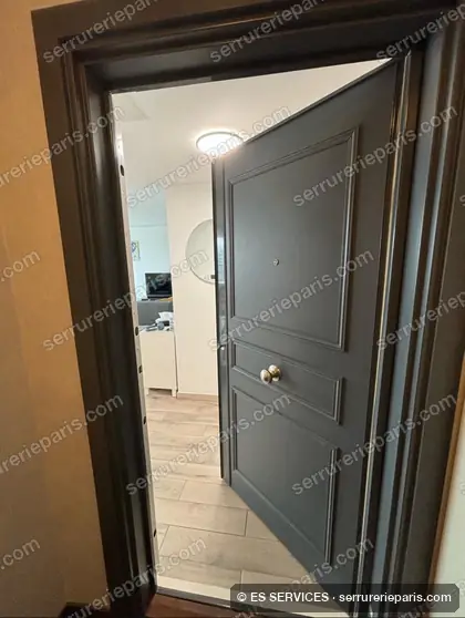 Porte blindée simple vantail, finition parisienne à moulures — réalisation ES SERVICES